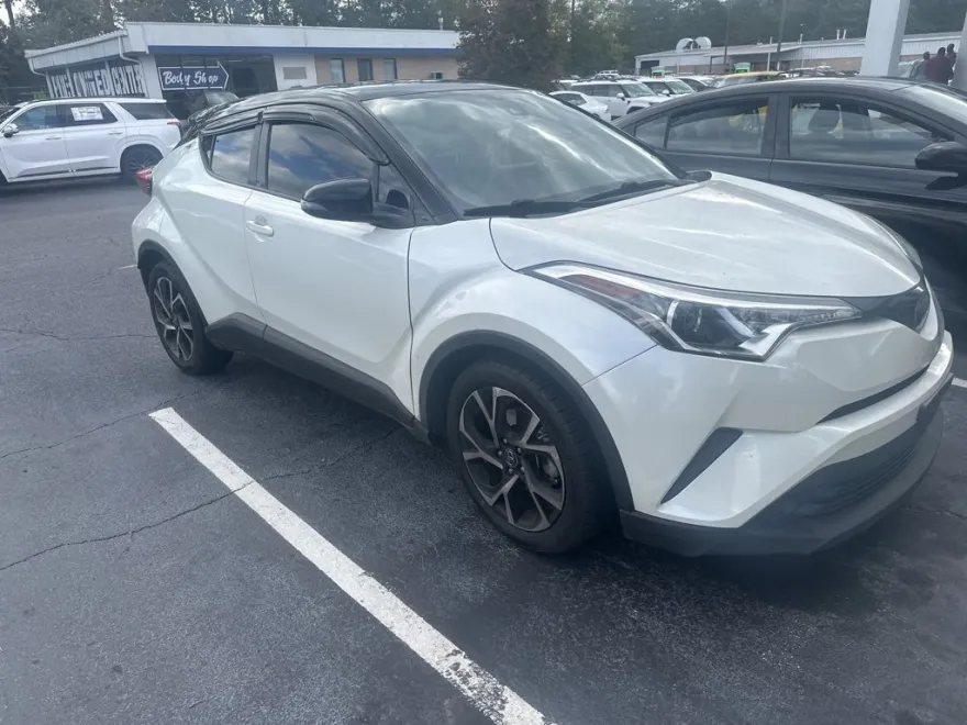 2019 Toyota C-HR XLE photo 1