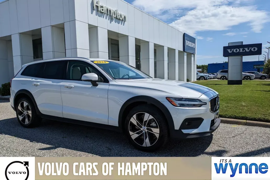 2024 Volvo V60 Cross Country B5 AWD Plus photo 1