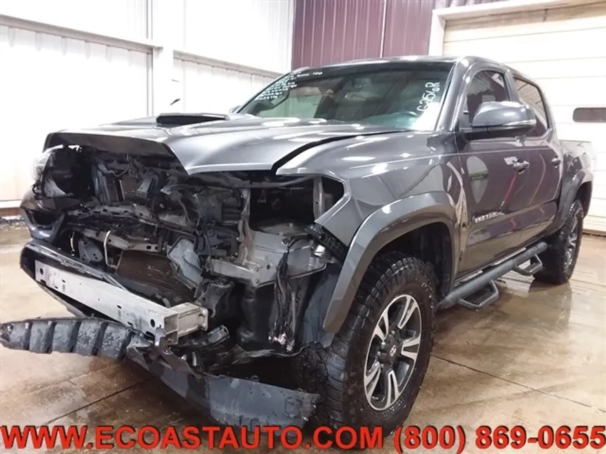 2016 Toyota Tacoma TRD Sport photo 1