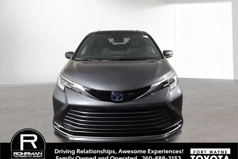 2025 Toyota Sienna Limited photo 1