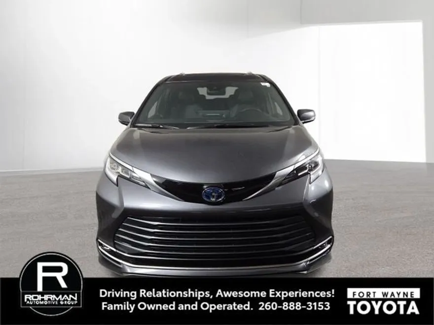 2025 Toyota Sienna Limited photo 1