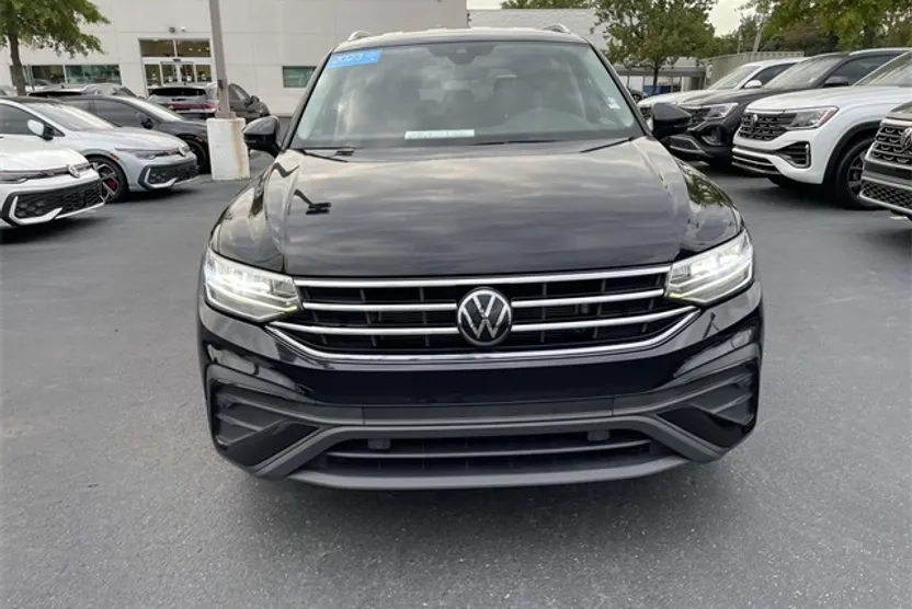 2023 Volkswagen Tiguan SE photo 1