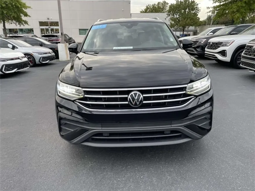 2023 Volkswagen Tiguan SE photo 1