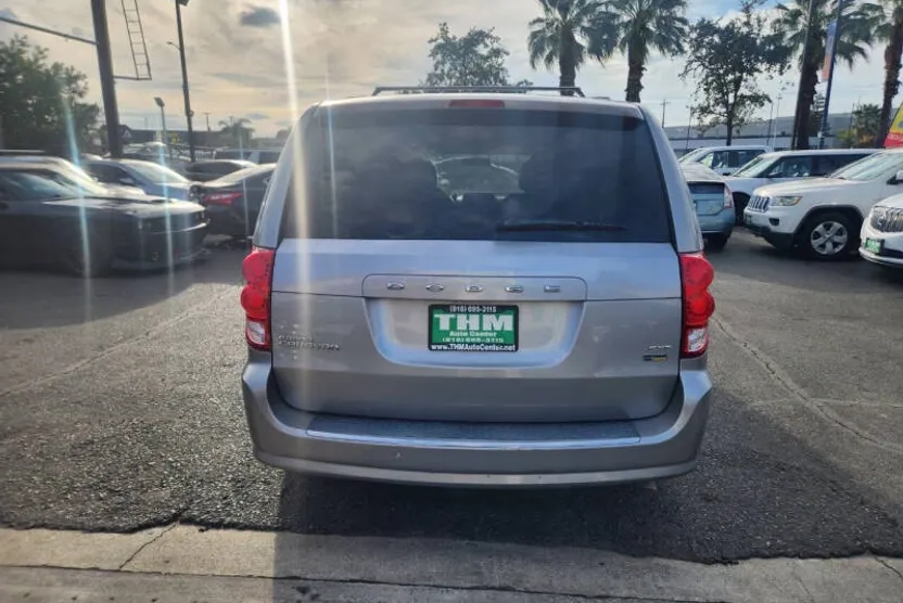 2016 Dodge Grand Caravan SXT photo 1