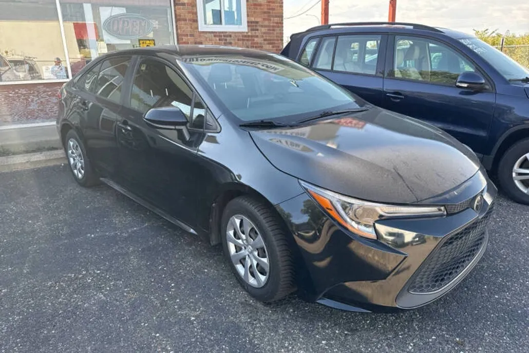 2020 Toyota Corolla LE photo 1