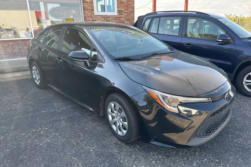 2020 Toyota Corolla LE photo 1