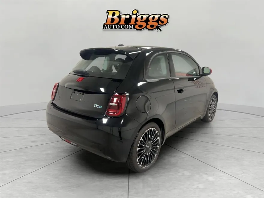 2024 Fiat 500e photo 7