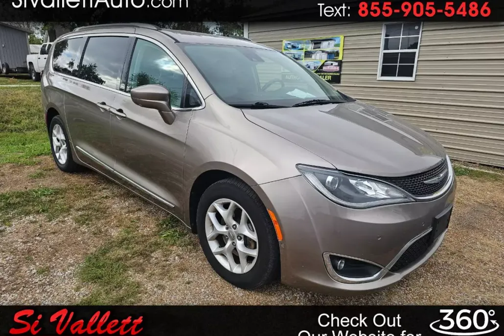 2017 Chrysler Pacifica Touring Plus photo 1