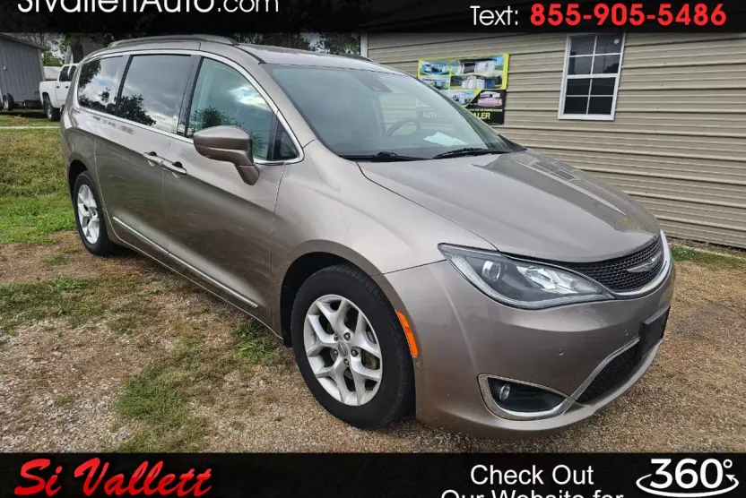 2017 Chrysler Pacifica Touring Plus photo 1