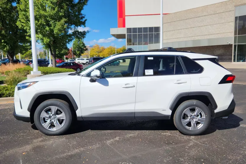 2025 Toyota RAV4 Hybrid LE photo 1