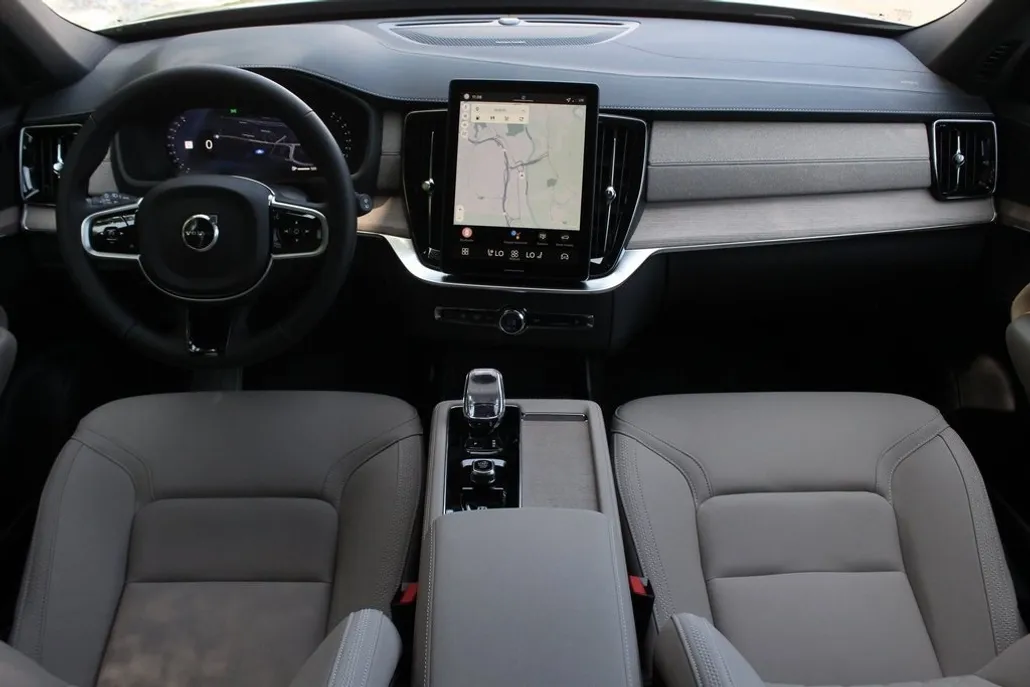 2026 Volvo XC90 B5 Plus photo 1