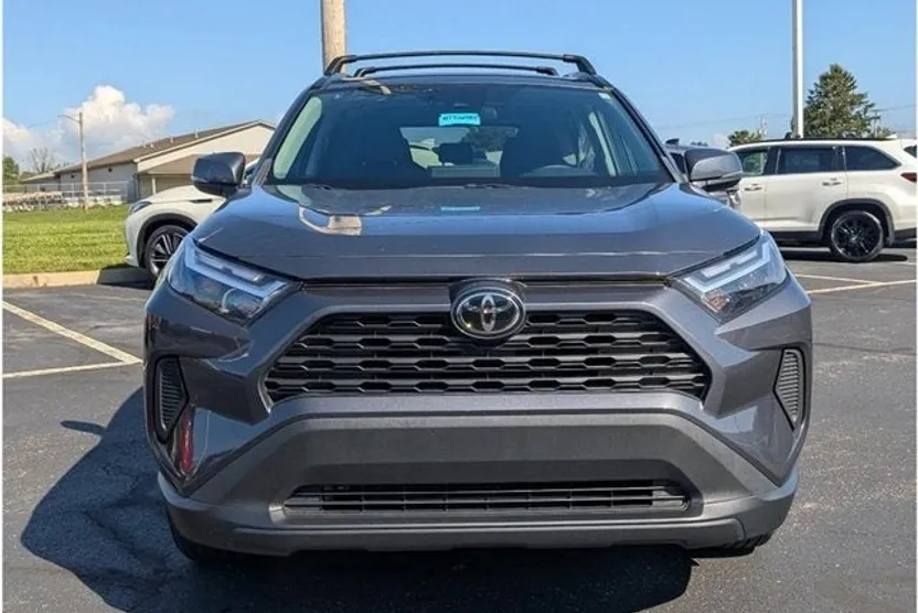 2022 Toyota RAV4 XLE photo 1