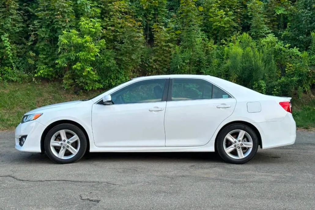 2013 Toyota Camry SE photo 1