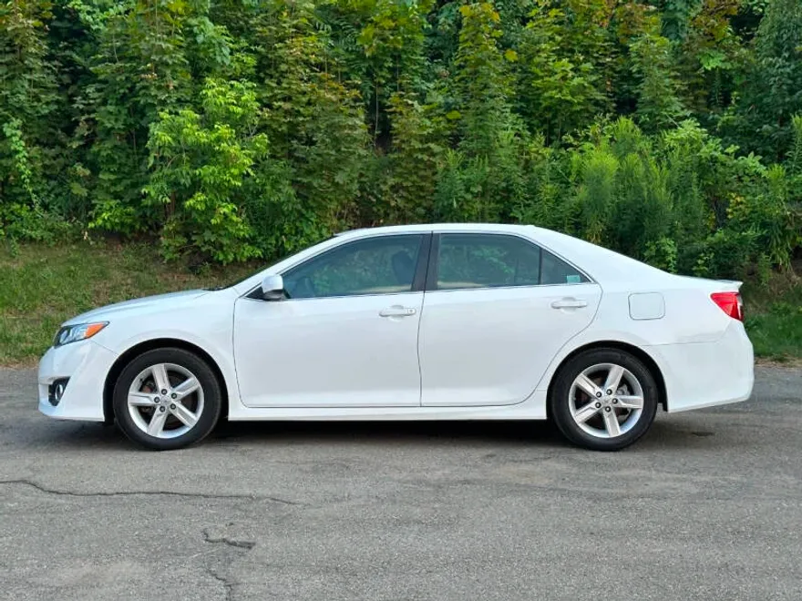 2013 Toyota Camry SE photo 1