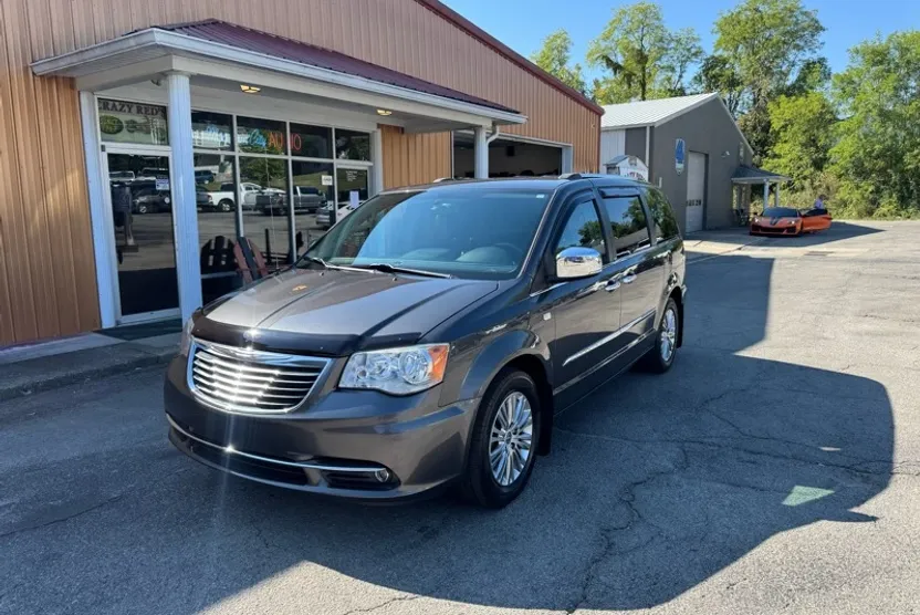 2014 Chrysler Town & Country photo 1