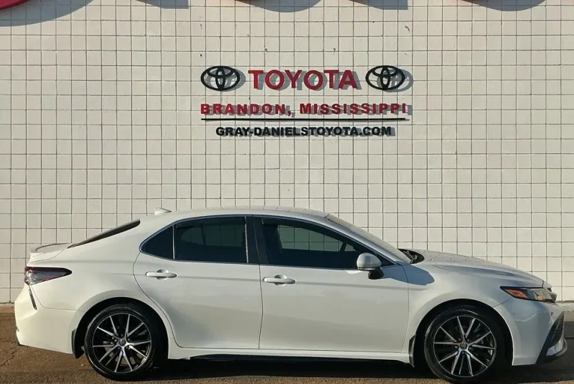 2022 Toyota Camry SE photo 1