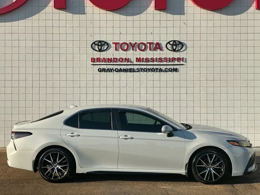 2022 Toyota Camry SE photo 1