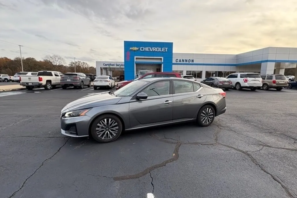 2023 Nissan Altima 2.5 SV photo 1