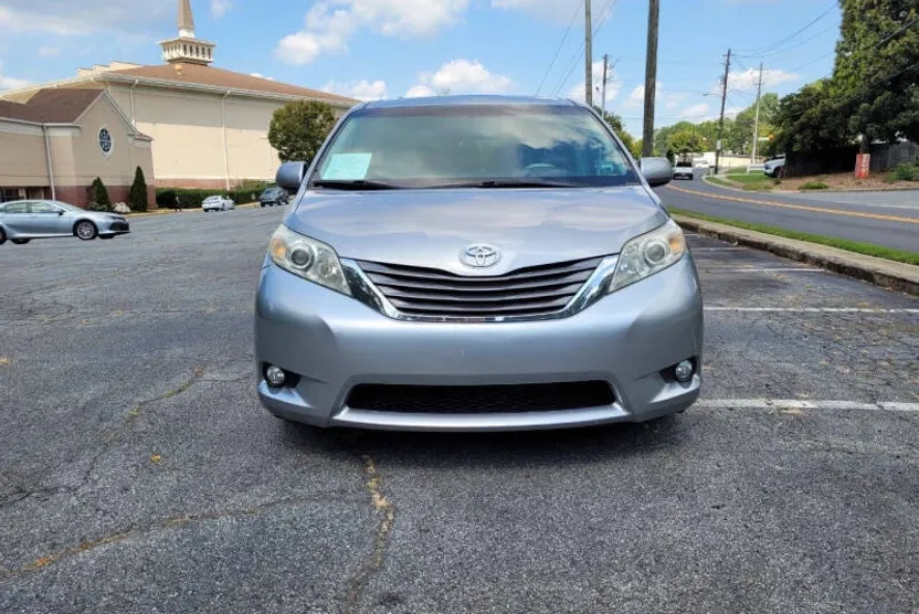 2014 Toyota Sienna XLE photo 1