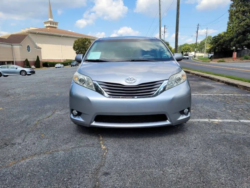 2014 Toyota Sienna XLE photo 1