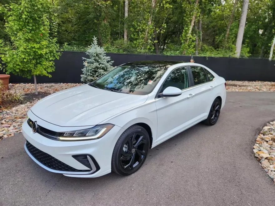 2025 Volkswagen Jetta 1.5T SE photo 1