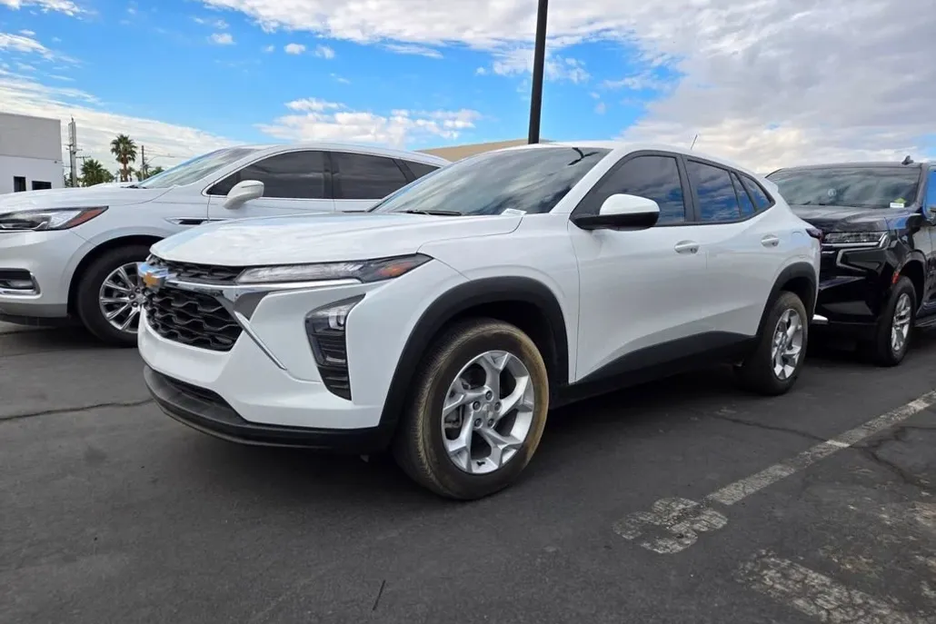 2024 Chevrolet Trax LS photo 1