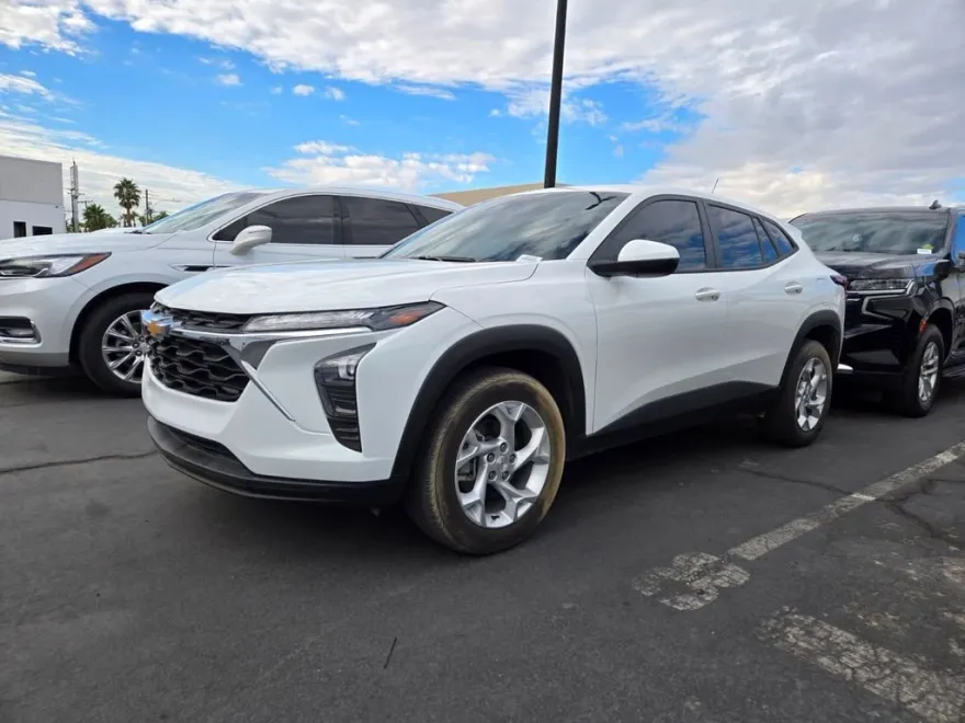 2024 Chevrolet Trax LS photo 1