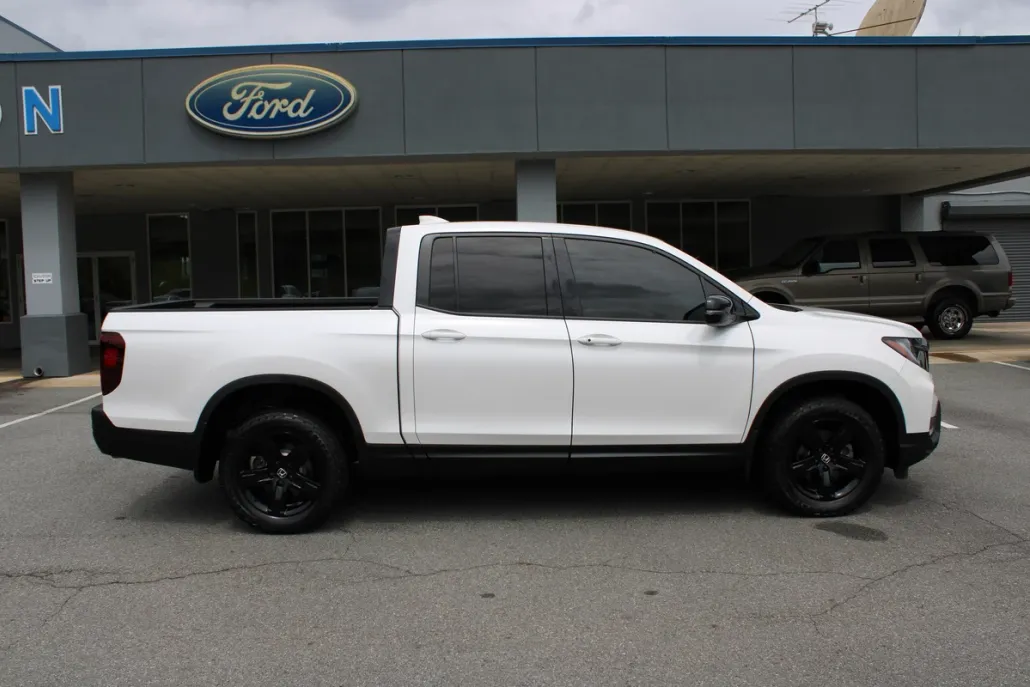 2023 Honda Ridgeline Black Edition photo 1