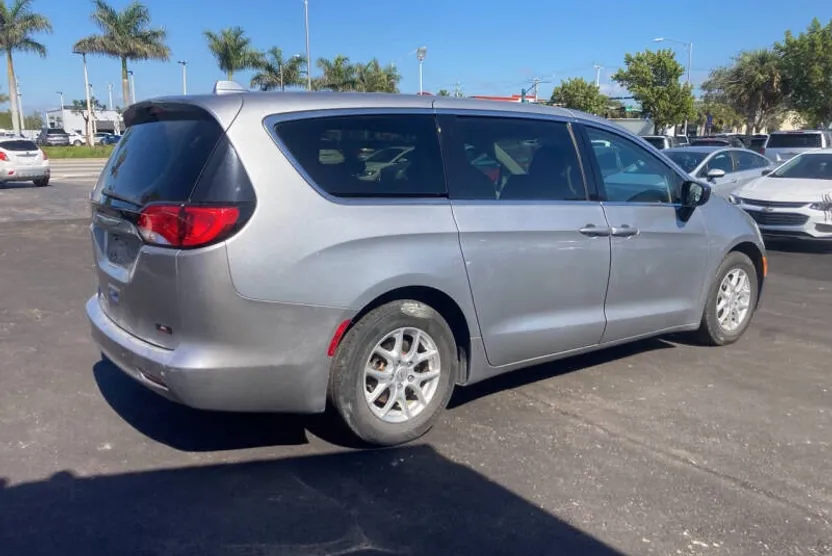 2017 Chrysler Pacifica LX photo 1