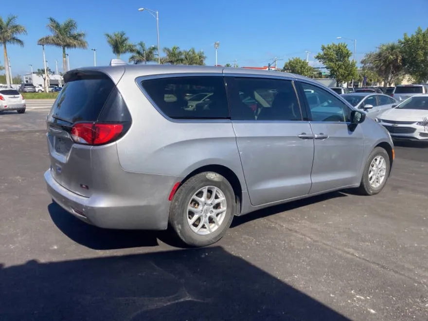 2017 Chrysler Pacifica LX photo 1