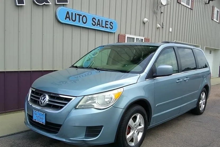 2009 Volkswagen Routan SEL photo 1