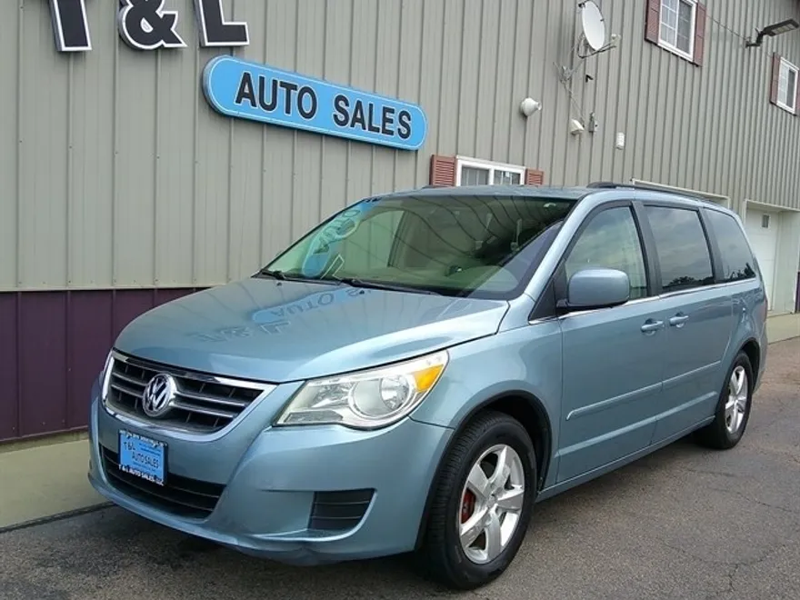 2009 Volkswagen Routan SEL photo 1