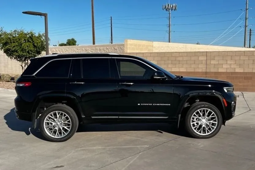 2022 Jeep Grand Cherokee Summit photo 1