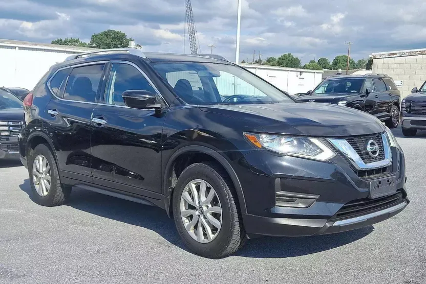 2017 Nissan Rogue SV photo 1