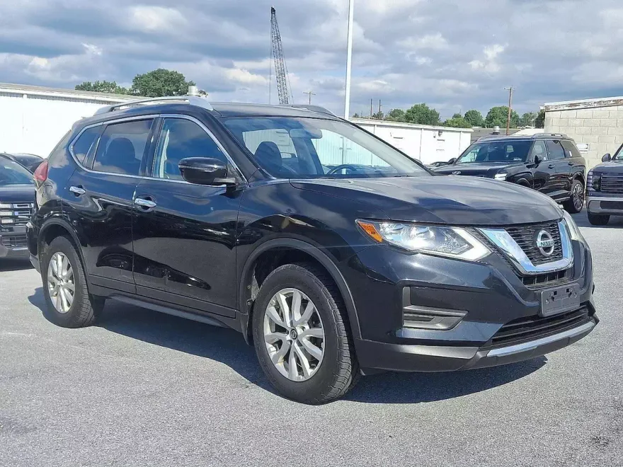 2017 Nissan Rogue SV photo 1