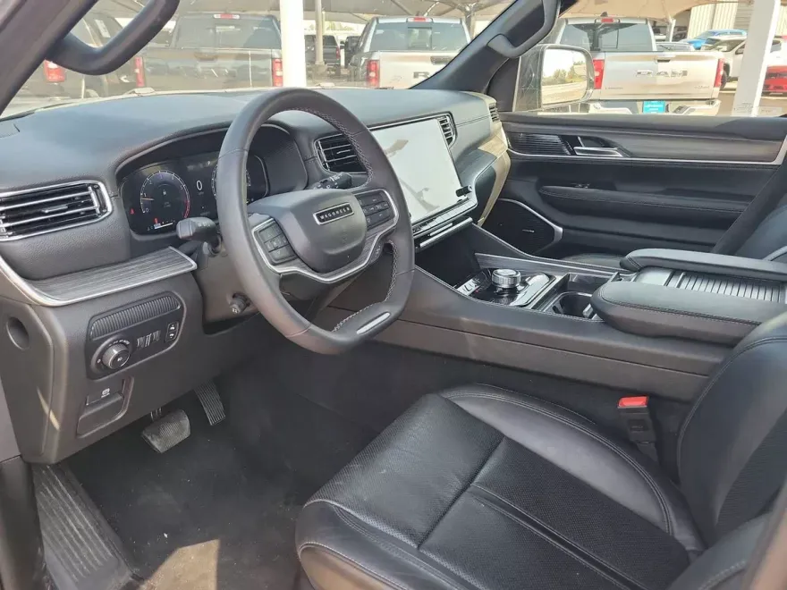 2024 Jeep Wagoneer L Series II photo 2