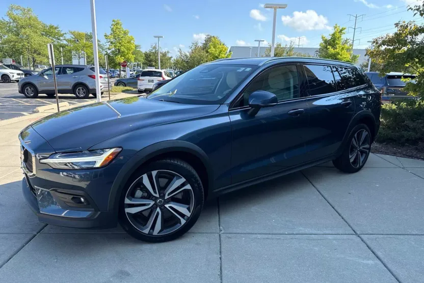 2024 Volvo V60 Cross Country B5 Plus photo 1