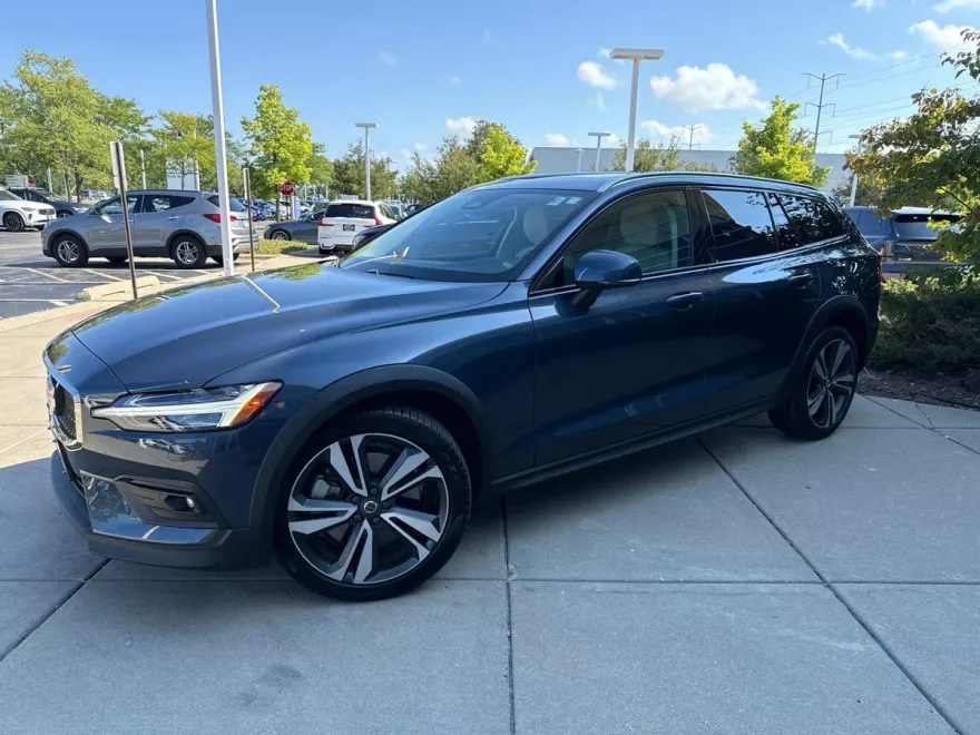 2024 Volvo V60 Cross Country B5 Plus photo 1