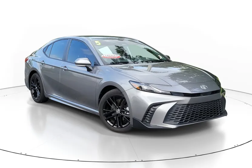 2025 Toyota Camry SE photo 1