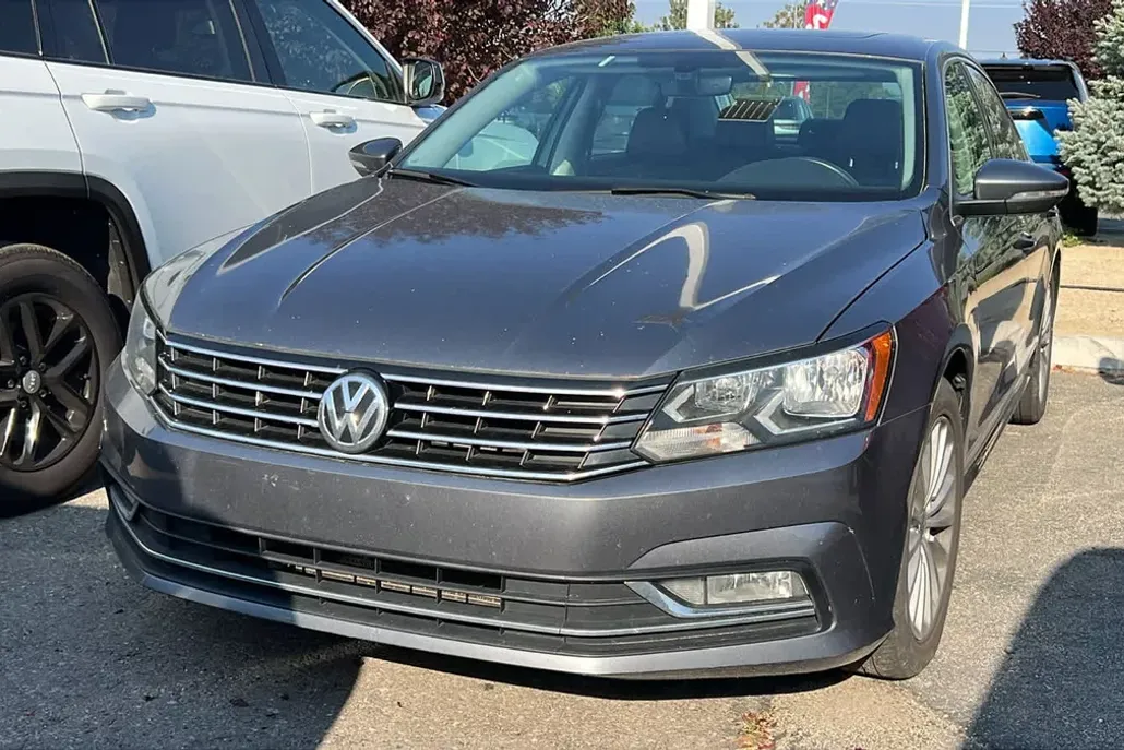 2016 Volkswagen Passat SE photo 1