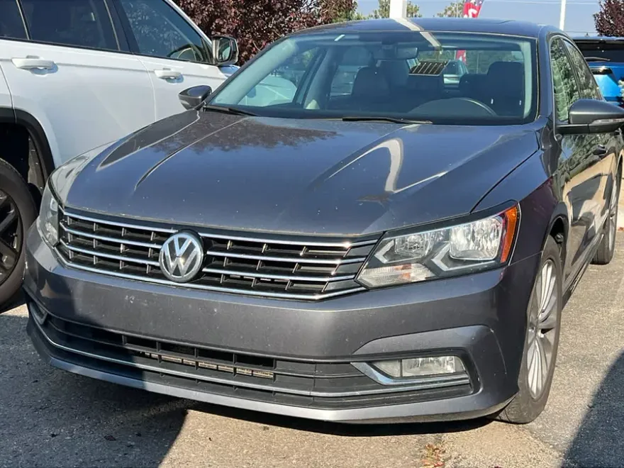 2016 Volkswagen Passat SE photo 1