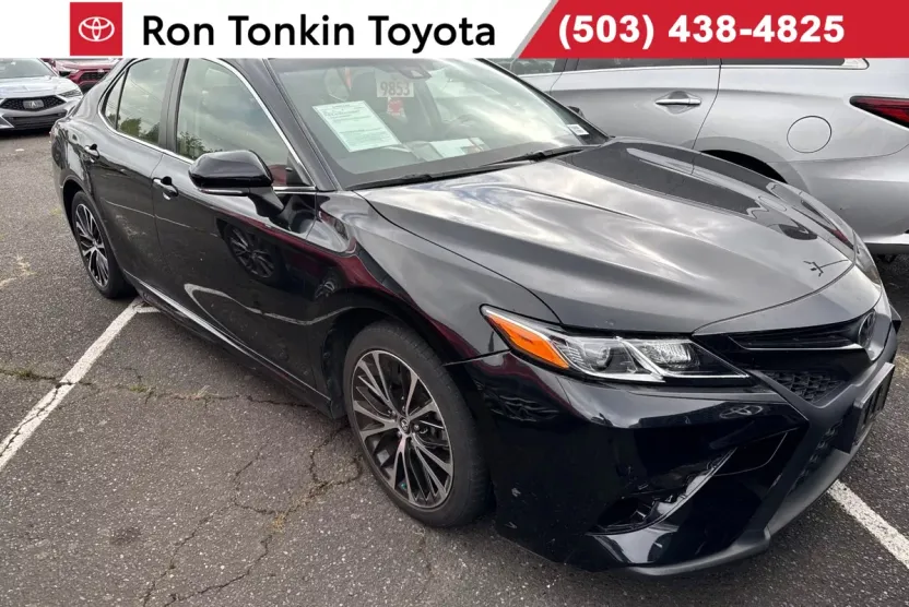 2018 Toyota Camry SE photo 1