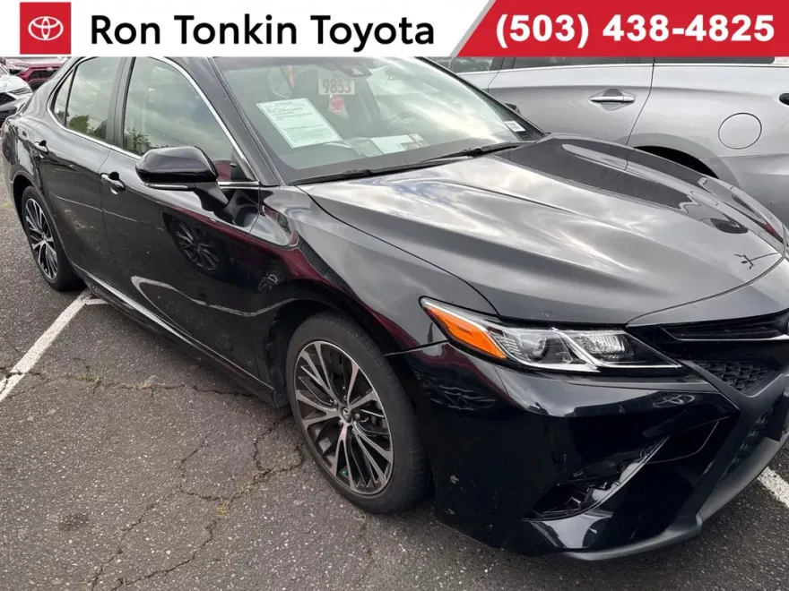 2018 Toyota Camry SE photo 1