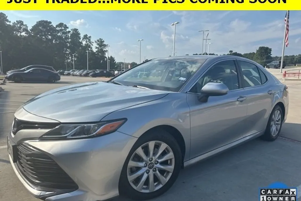 2018 Toyota Camry LE photo 1