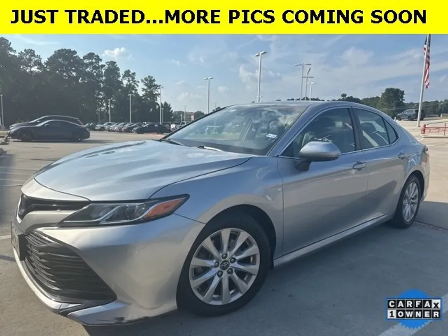 2018 Toyota Camry LE photo 1