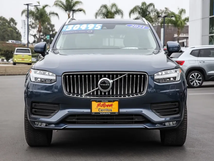 2021 Volvo XC90 Momentum photo 1