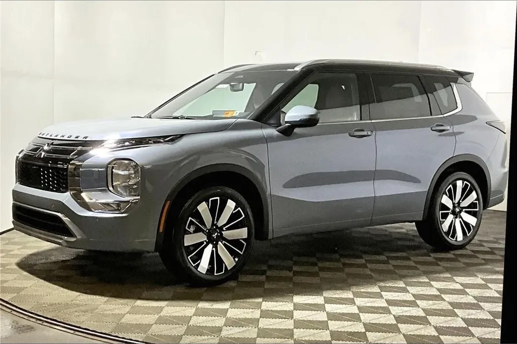 2025 Mitsubishi Outlander SEL photo 1