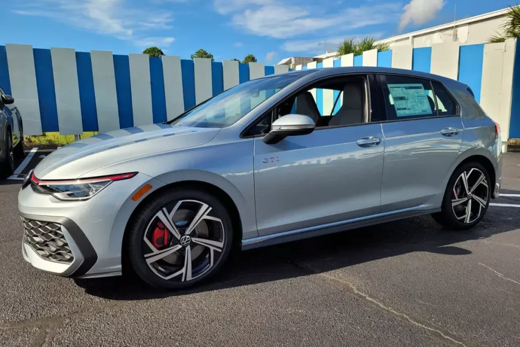 2025 Volkswagen Golf GTI SE photo 1