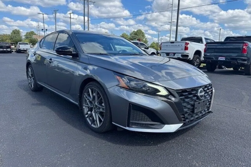 2023 Nissan Altima SR photo 1