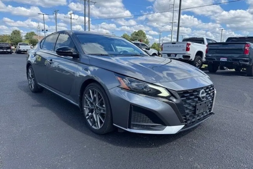 2023 Nissan Altima SR photo 1